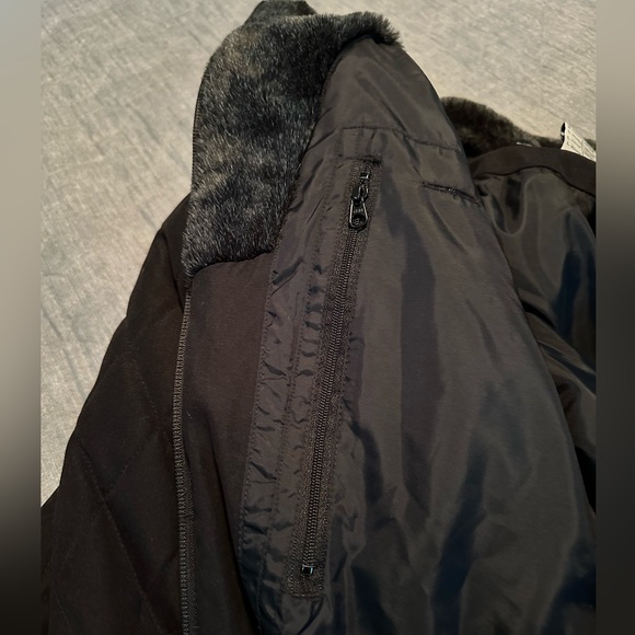 Columbia quilted black jacket with faux fur cuffs and collar - size L - Picture 8 of 12